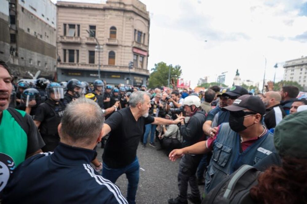 La Policía y los manifestantes, cara a cara.
