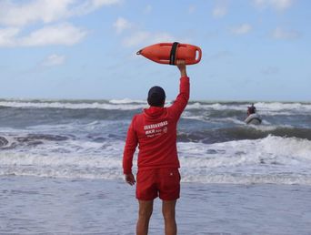 En Pinamar, el equipo de seguridad cuenta con camionetas 4x4 y botes salvavidas. En Pinamar, el equipo de seguridad cuenta con camionetas 4x4 y botes salvavidas.