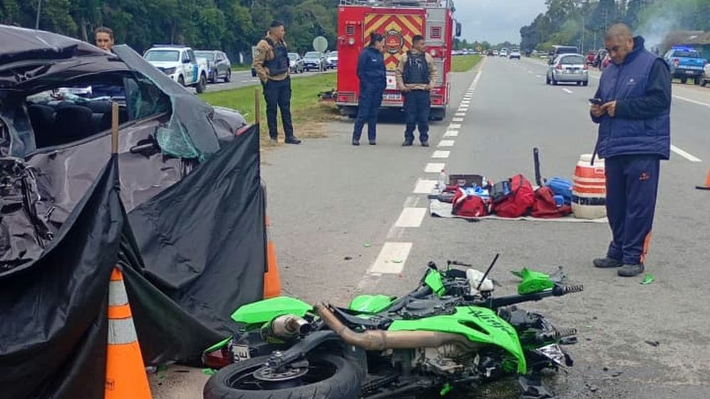 La moto y el auto que protagonizaron el siniestro en la ruta 2, en La Plata.