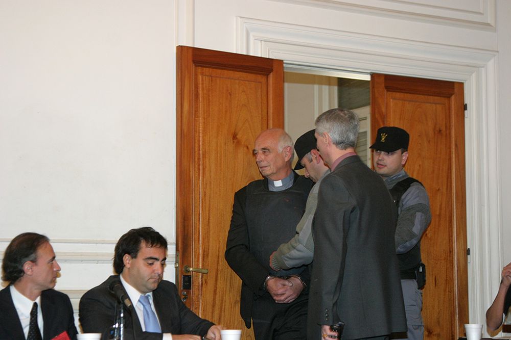 El sacerdote católico Christian Von Wernich fue condenado en 2007 a reclusión perpetua.