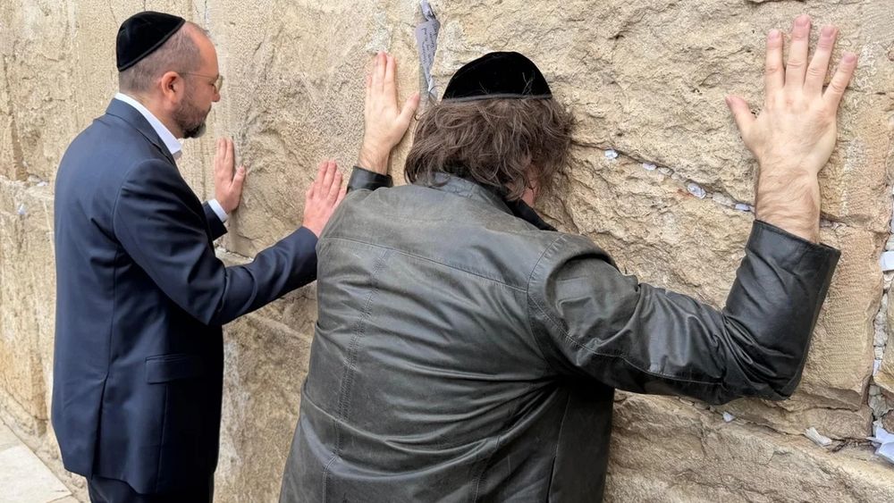 El presidente Milei en el Muro de los Lamentos.