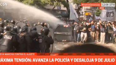 La protesta y la represión. (Imagen TV)