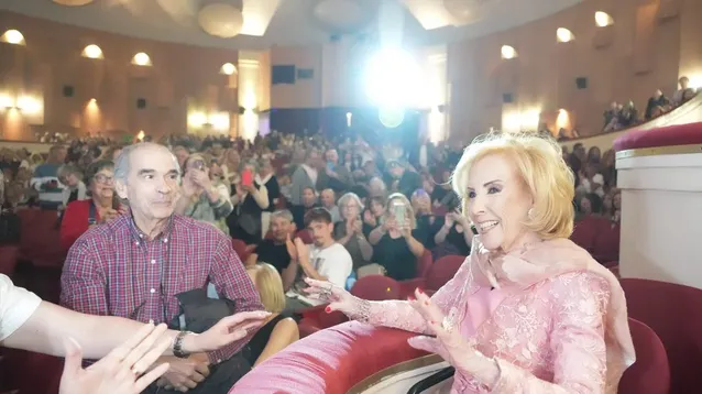 Mirtha Legrand llegó a Mar del Plata y el primer día fue a ver cantar a Elena Roger en el Teatro Auditorium.