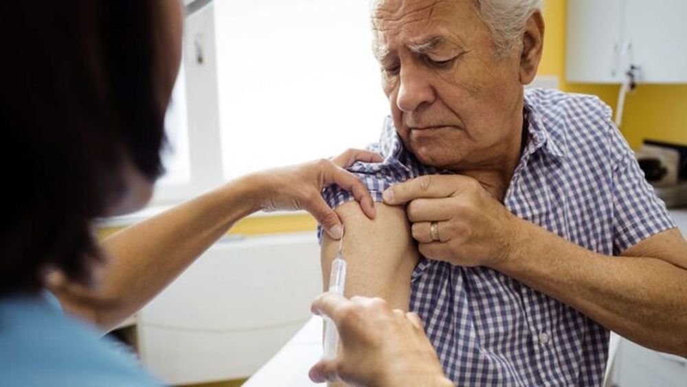 Mayores de 65 años deben vacunarse todos los años contra la gripe. Mayores de 65 años deben vacunarse todos los años contra la gripe.