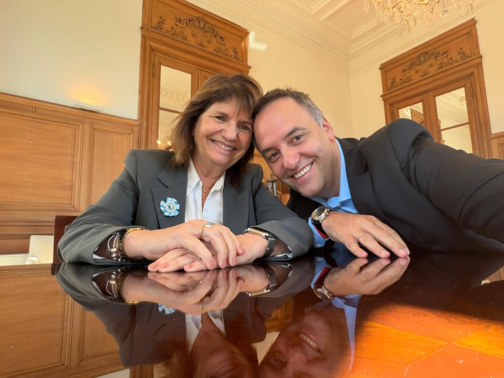 La senadora Patricia Bullrich y el jefe de Gabinete Manuel Adorni. (X/@madorni)