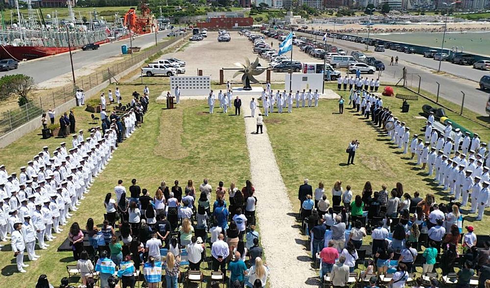 Homenaje a los 44 tripulantes fallecidos en el hundimiento del ARA San Juan. Homenaje a los 44 tripulantes fallecidos en el hundimiento del ARA San Juan.