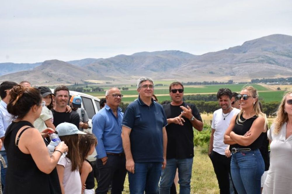 El ministro Javier Rodríguez acompañó al gobernador en una gira por el sudoeste bonaerense. (MDA)