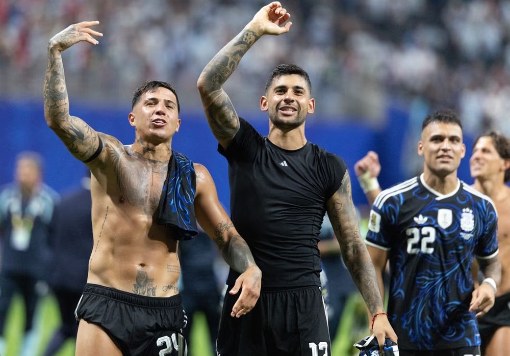 Con su torso tatuado, Enzo festeja junto a Cuti Romero y el Toro Martínez.