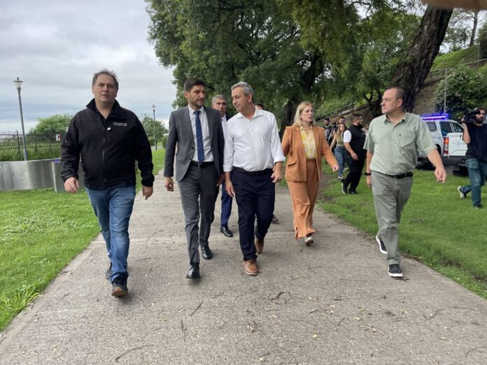 El ministro de Justicia bonaerense, Javier Alonso, con el gobernador de Santa Fe Maximiliano Pullaro y el intendente de Rosario, Pablo Javkin, en viernes . (Prensa Gobernación)