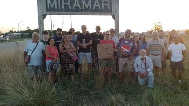 El reclamo de los vecinos en la estación de Miramar.