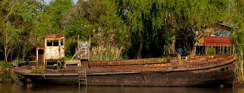 Los barcos abandonados le dan un toque xeneize a la isla.