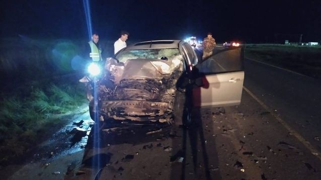 El vehículo chocó contra la parte trasera de un camión.