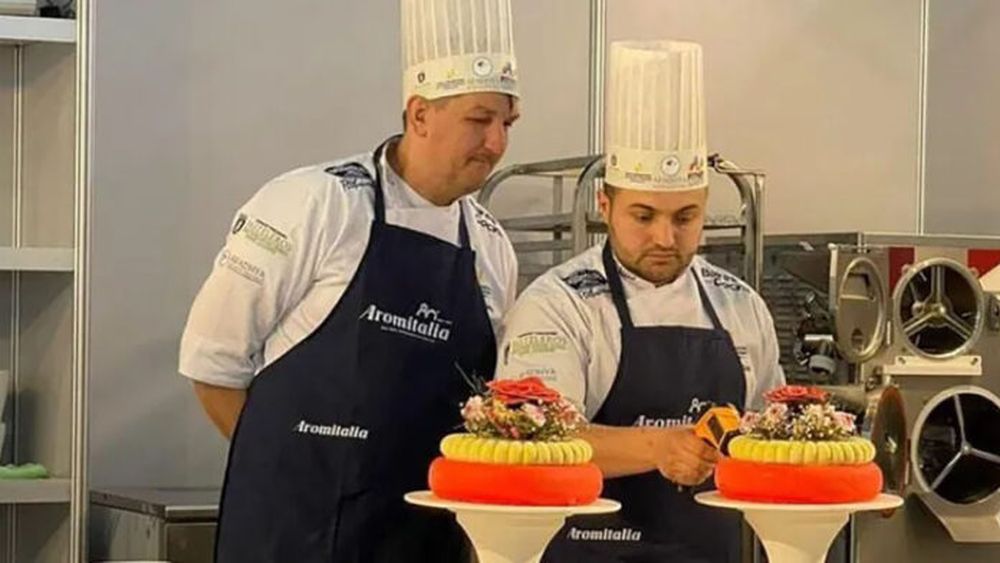 Los maestros heladeros Emanuel Ratari, de Pergamino (izq.), y Sebastián Schall, de Rosario. - La Opinión -