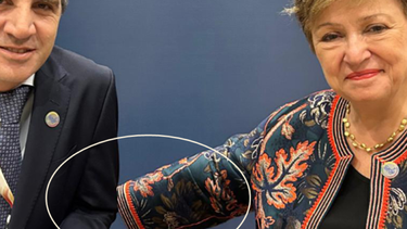 La polémica imagen en la que a Kristalina Georgieva le borraron la mano. (X/FMI)