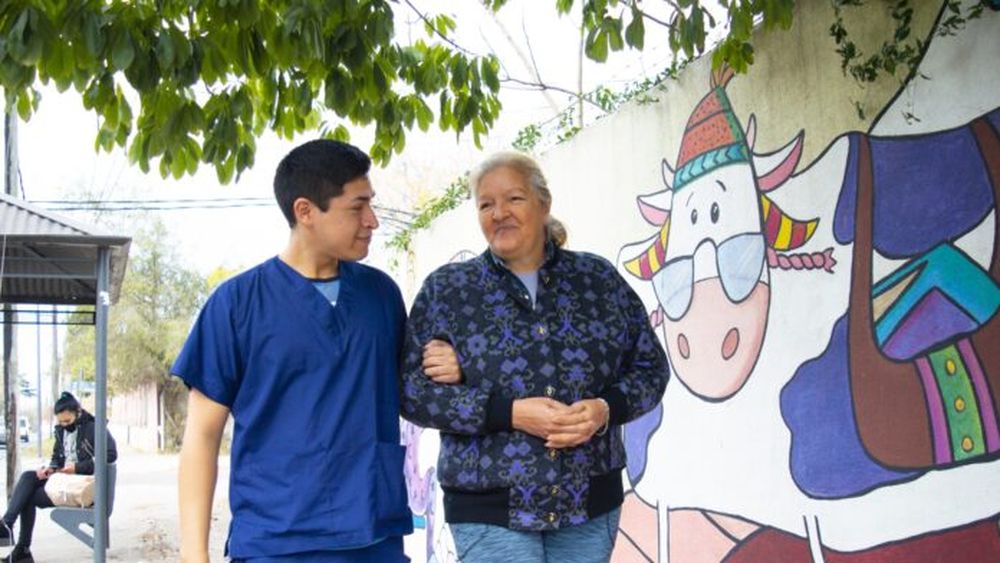 Un cuidador en acción.