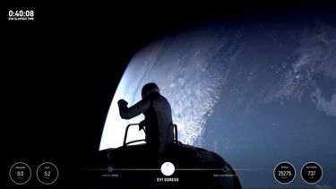 Jared Isaacman sale de la cápsula al espacio exterior, en la primera caminata espacial privada. (X @SpaceX)