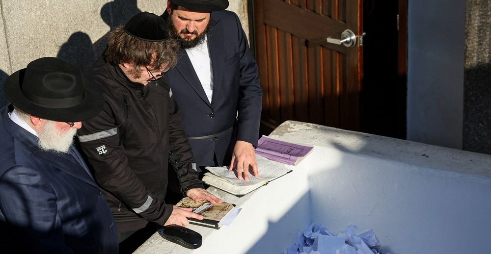 El presidente Milei en la tumba del Rebe de Lubavitch.