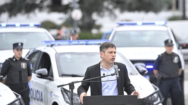 Axel Kicillof al entregar patrulleros en La Plata.