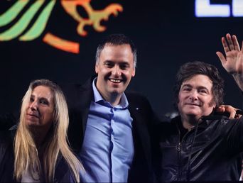 El presidente Javier Milei salió este jueves a respaldar públicamente a su jefe de Gabinete, Manuel Adorni, quien quedó en el centro de una fuerte polémica por haber viajado a New York junto a su esposa en el avión presidencial. El presidente Javier Milei salió este jueves a respaldar públicamente a su jefe de Gabinete, Manuel Adorni, quien quedó en el centro de una fuerte polémica por haber viajado a New York junto a su esposa en el avión presidencial.