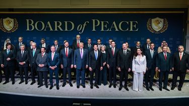 La foto de familia del Consejo de la Paz, con Donald Trump en el centro y Milei en primera fila.