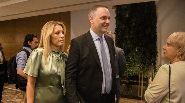 Manuel Adorni con su esposa, Bettina Julieta Angeletti.&nbsp;