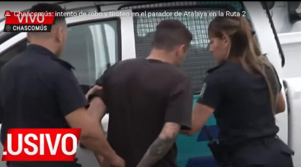 Captura de video de A24 en el momento que se llevan detenido a uno de los ladrones.