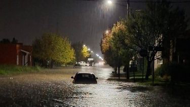 Cayeron 90mm en una hora y quedaron autos atrapados por el agua.