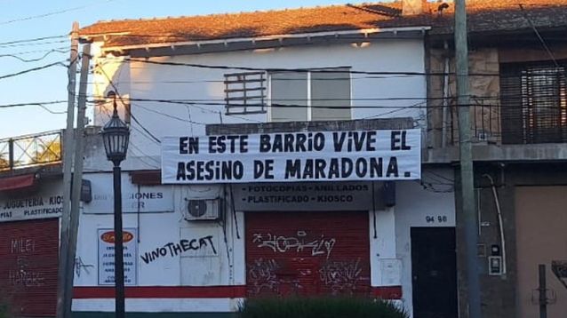 El pasacalle colgado en Almirante Brown, en el barrio donde vive Leopoldo Luque.