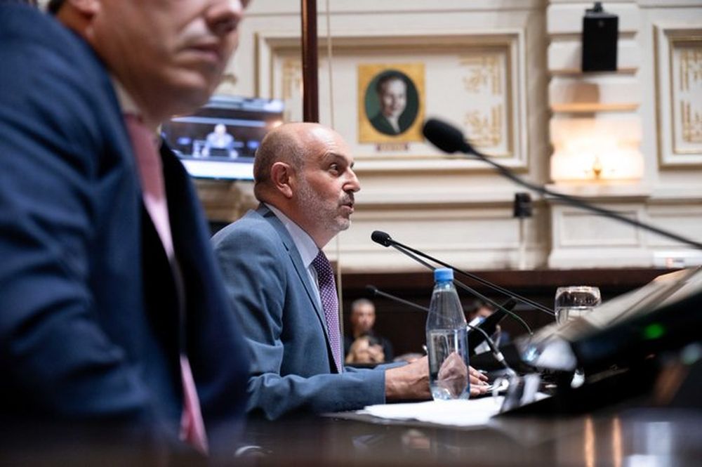 Alexis Guerrera preside la sesión por el endeudamiento.&nbsp;