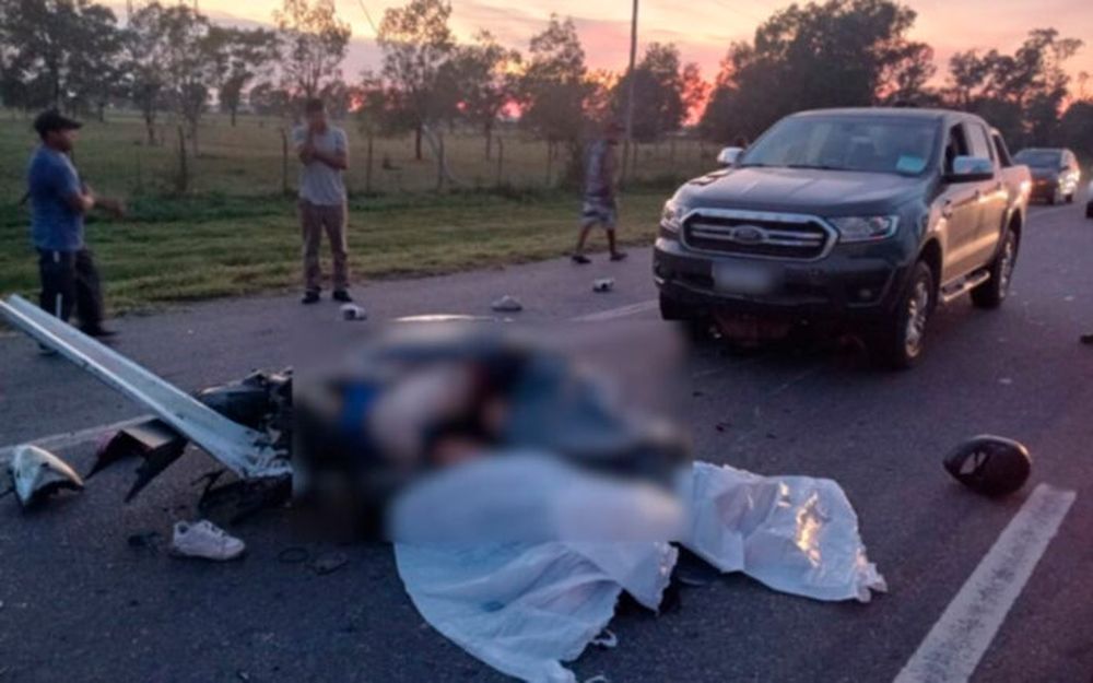 Las víctimas en la cinta asfáltica, frente a la camioneta. (Policía bonaerense)