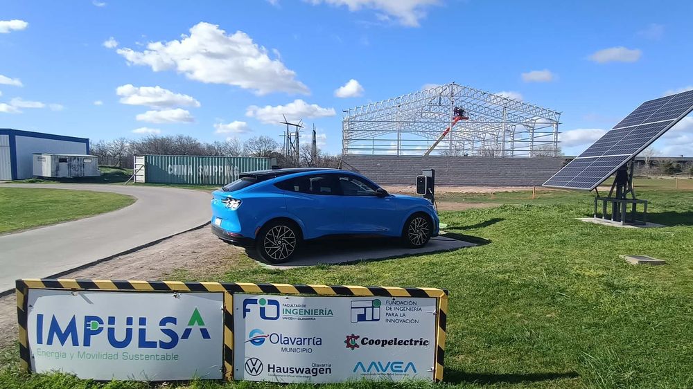 En su camino a Bahía Blanca, el Ford Mustang Mach-E pudo hacer una parada técnica en Olvarría (foto: gentileza de InsideEVs﻿)