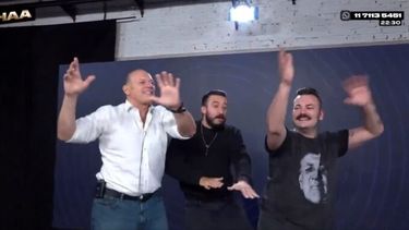 Sergio Berni bailando en un canal de streaming.