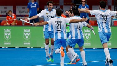 Matías Rey marcó el 2 a 1 definitivo y sus compañeros Leones corren a abrazarlo.