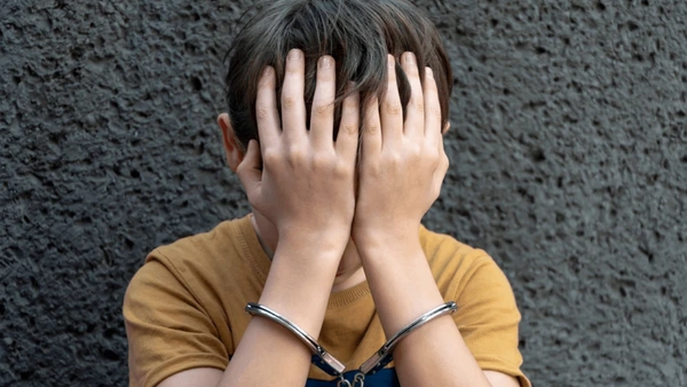 Un niño esposado. Un niño esposado.