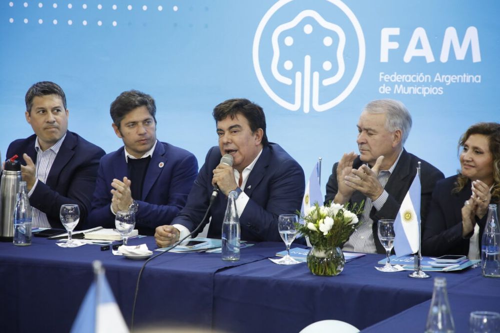 Fernando Espinoza junto al gobernador Axel Kicillof en la reunión de la FAM.
