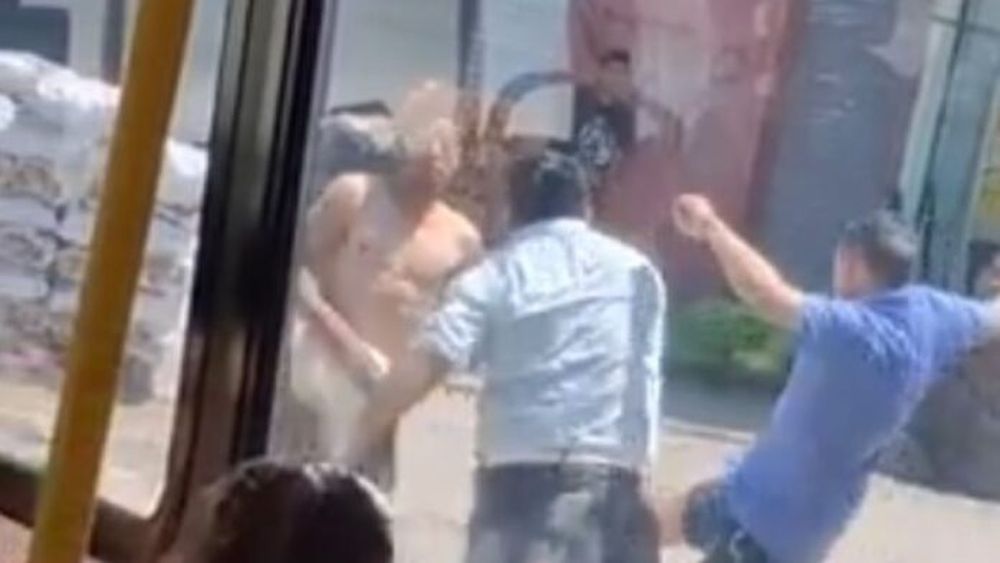 Discusión en un colectivo en Moreno. - Captura de pantalla -