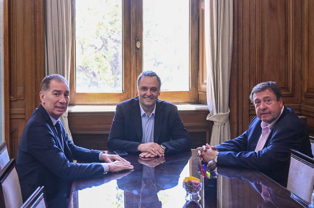 El gobernador de Río Negro, Alberto Weretilneck, junto a Diego Santilli y Manuel Adorni.