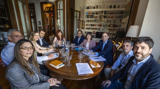 Evalúan nuevas restricciones a Cristina Kirchner, tras la foto en San José 1111 con nueve invitados