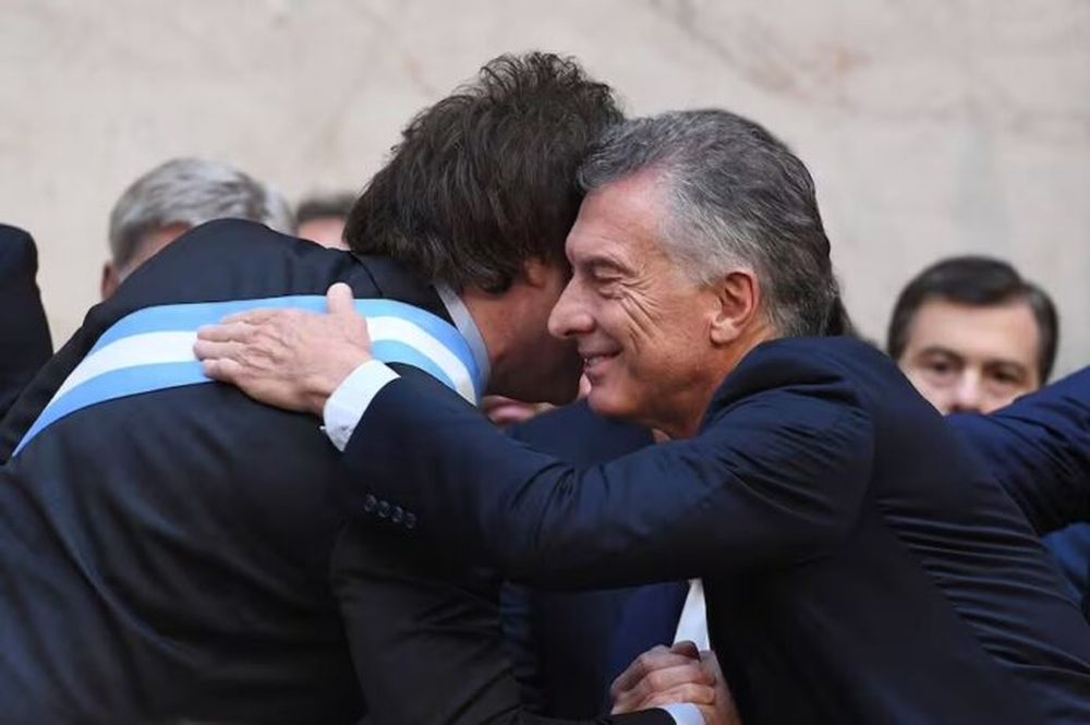 Mauricio Macri saluda a Javier Milei.