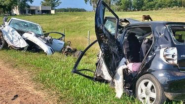 Así quedaron los coches sobre la ruta 44, tras la colisión ocurrida el pasado 3 de abril. (www.diarioriouruguay.com.ar/CRÉDITO: Exequiel Bond)