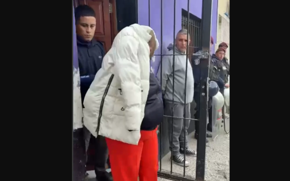 El momento de la detención de a detención de Laura M. G., líder de la organización, en un domicilio de José Ingenieros. (Ministerio de Seguridad de PBA)