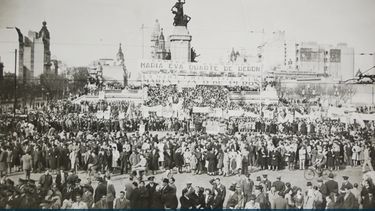 Marcha en apoyo al voto femenino, en 1947. (Archivo General de la Nación)