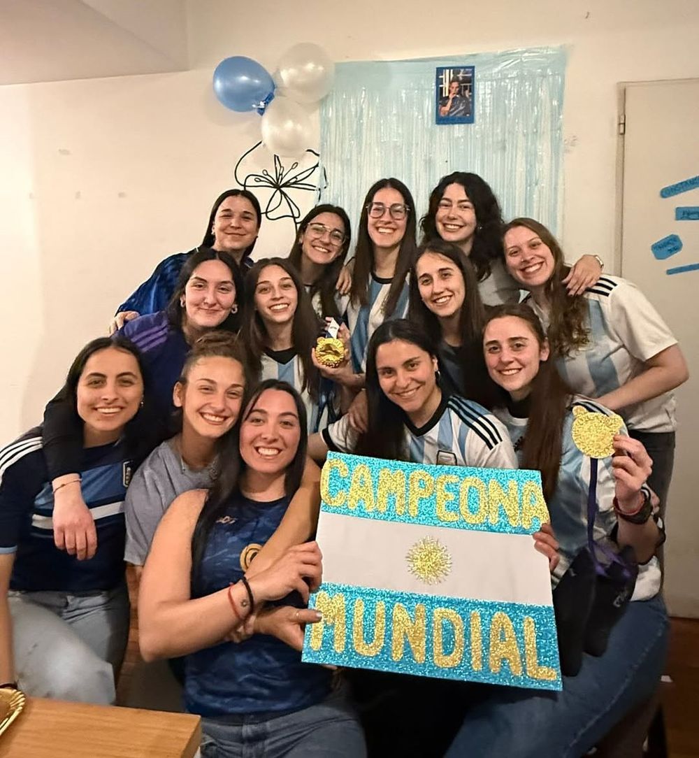 Recepción sorpresa para Giuliana Gamba a la vuelta de China. Recepción sorpresa para Giuliana Gamba a la vuelta de China.