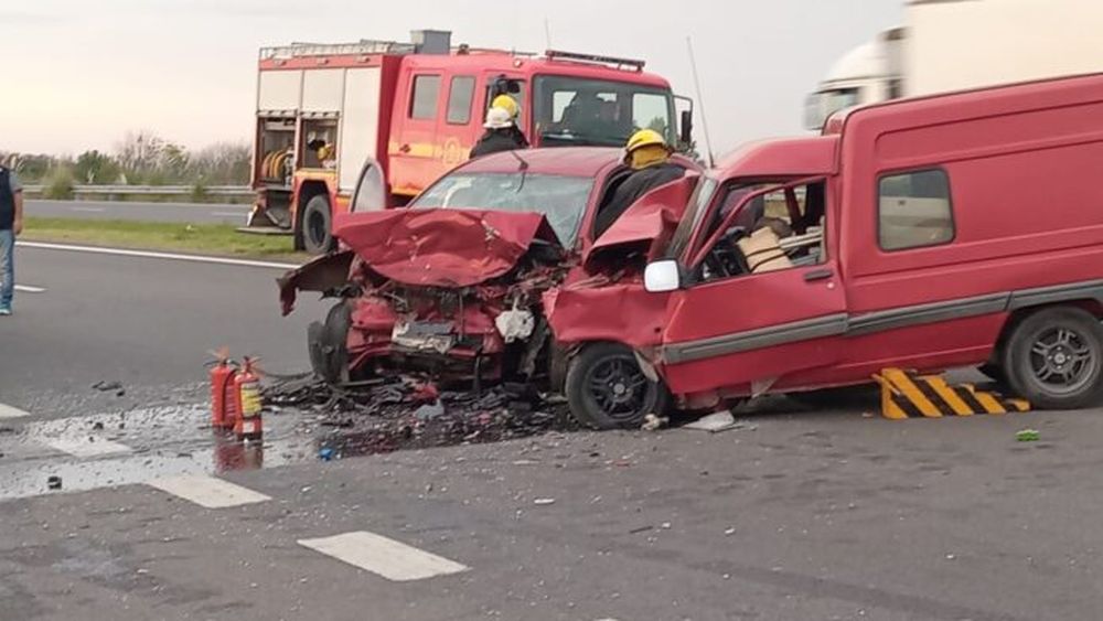 El accidente dejó los vehículos completamente destruidos. (boscoproducciones.com.ar)