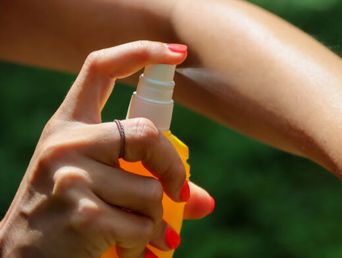 Contra el Aedes aegypti recomiendan colocarse repelente en las zonas donde la vista no llega y dentro de lugares cerrados. Contra el Aedes aegypti recomiendan colocarse repelente en las zonas donde la vista no llega y dentro de lugares cerrados.