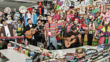 Milo J presentó su sesión de Tiny Desk junto a parte e su banda y a integrantes de la murga uruguaya Agarrate Catalina.&nbsp;