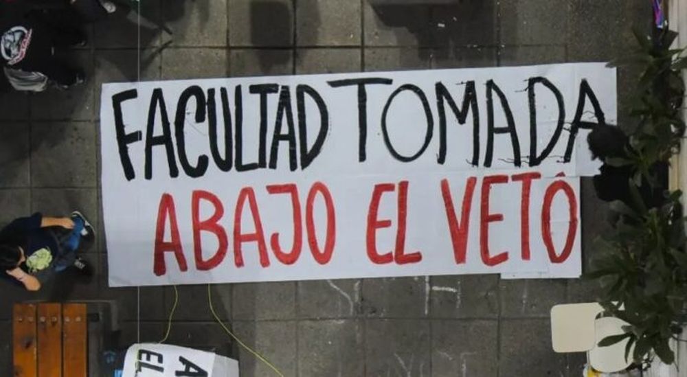 Estudiantes universitarios iniciaron tomas en facultades de todo el país en defensa de la Ley de Financiamiento que vetó Javier Milei y que este miércoles el Congreso decidirá si rechaza o convalida.
