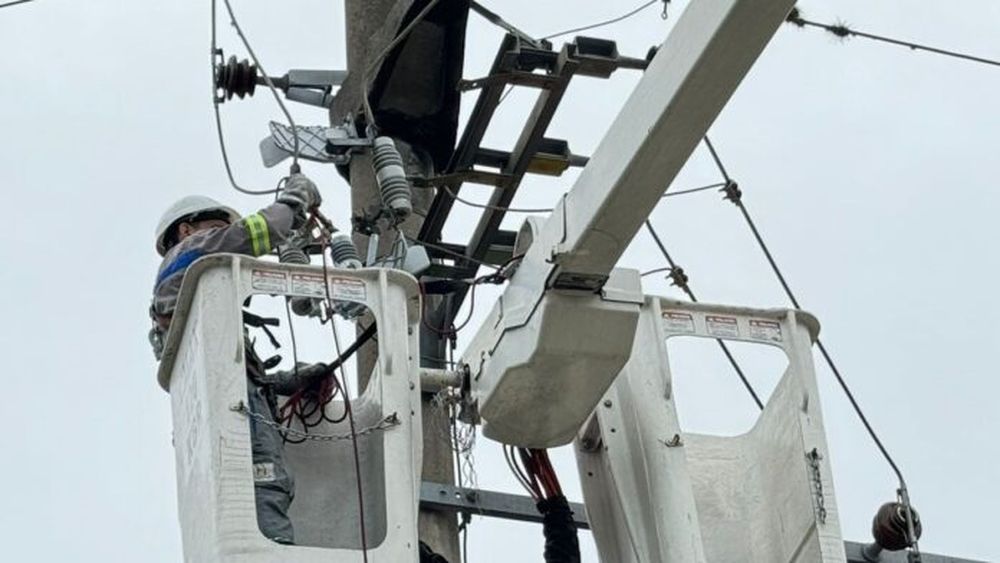 Una persona trabajando en la red de luz.