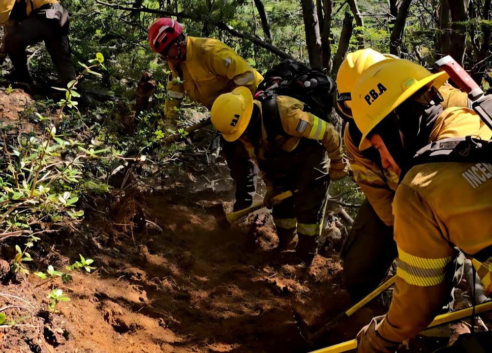Bomberos especializados de la Provincia de Buenos Aires trabajando en los incendios que azotan a la zona cordillerana de Chubut. (Ministerio de Seguridad bonaerense) Bomberos especializados de la Provincia de Buenos Aires trabajando en los incendios que azotan a la zona cordillerana de Chubut. (Ministerio de Seguridad bonaerense)