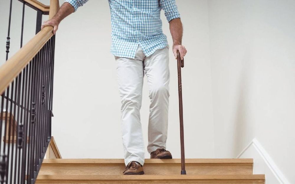 Se debe tener especial precaución con las escaleras en los hogares donde viven adultos mayores.